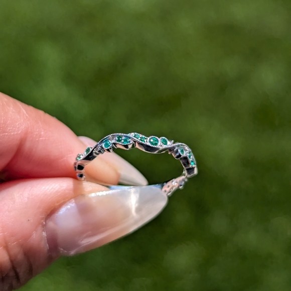 14K White Gold Emerald Floral Milgrain Vintage Style Band Ring - Picture 2 of 8